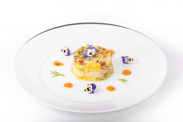 Aspic de Raie aux agrumes et jeunes poireaux, Curcuma et Fleurs comestibles