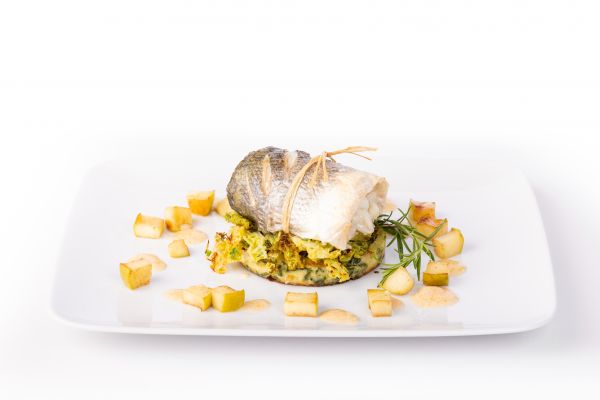 Filet de Bar Atlantique, Galette de chou vert et pommes, Beurre blanc revisité