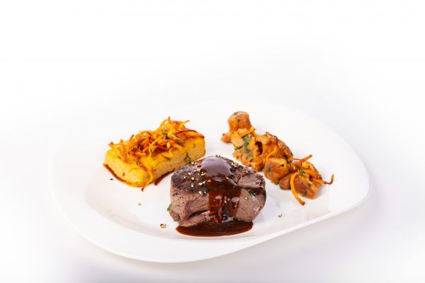 Pavé de Cerf, Fondant de patates douces vanillé et tombée de girolles