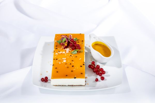 Douceur noix de coco, génoise légère et glaçage fruits de la passion (A partager - pour 8pers.)