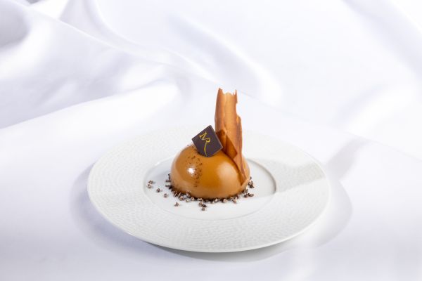 Alliance café et praliné en dôme, finition miroir