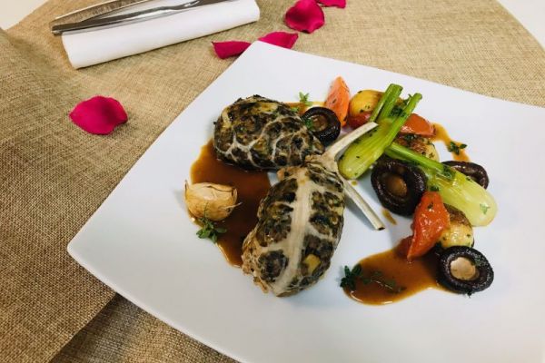cotes_d’agneau_en_duxelles_de_champignons_et_mini_legumes_1.jpeg