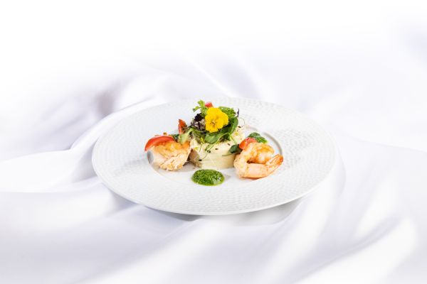 Délicatesse de poireaux en panna cotta, crevettes flambées au cognac et pesto vert d,épinards