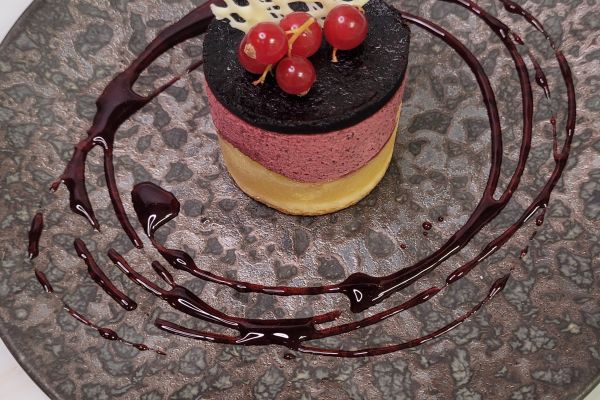 douceur-pommes-cassis-coulis-de-baies-rouges-et-son-decor-chocolat-feves-4.jpg