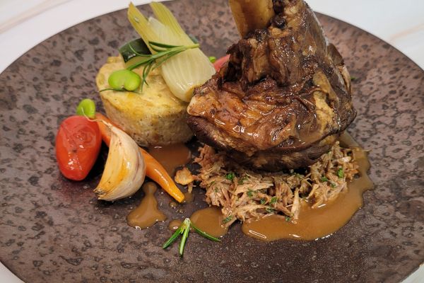 Jarret d'Agneau confit au romarin, Effiloché d'agneau à l'ail confit, Gâteau de flageolets et Légumes Printaniers