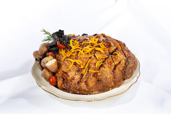 Noix de jambon rôtie à partager, grenailles fondantes, lard et trompettes de la mort (pour 10-12pers.)