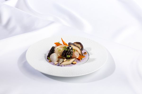Royale de Vitelotte aux morilles et shiitakés, légumes glacés de saison