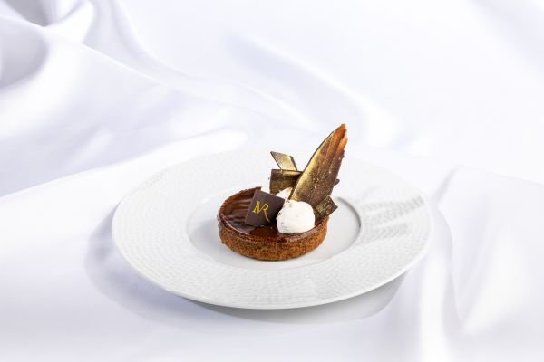 Tartelette fine au chocolat noir et fève tonka, nuage d'espuma au poivre de Sarawak