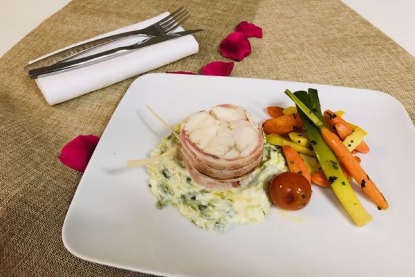 tournedos_de_lotte_au_lard_sur_fondue_de_poireaux_et_legumes_croquants_1.jpeg