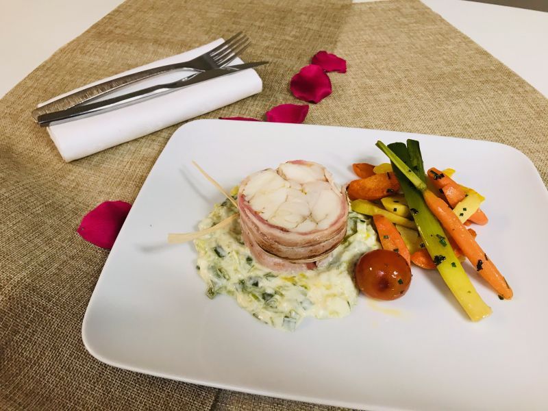 Le Plat « Tournedos de lotte au lard sur fondue de poireaux et légumes